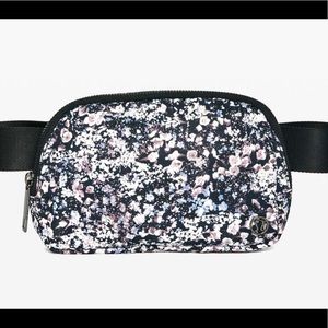 Lululemon everywhere bag